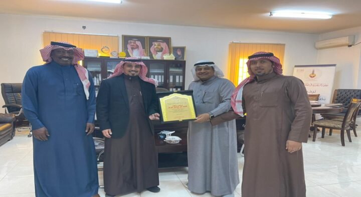 رئيس جمعيّة الحياة لمرضى السرطان بالقريات يقدم درع تذكاري لجمعية البر الخيرية بطبرجل